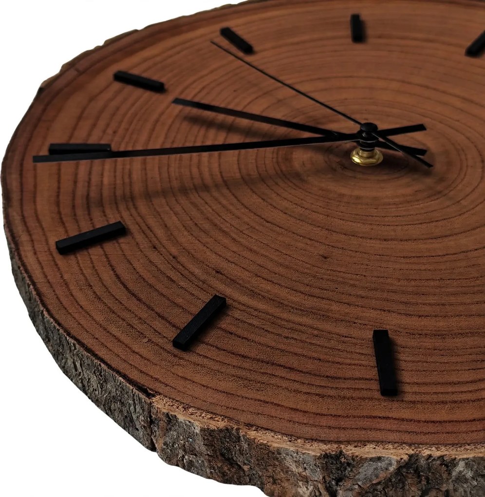 Drevené nástenné hodiny z plátu dreva s kôrou a letokruhmi | KORRO: Amber - 3072 26-29 cm 4814-115583 KOR007-29-AMBER