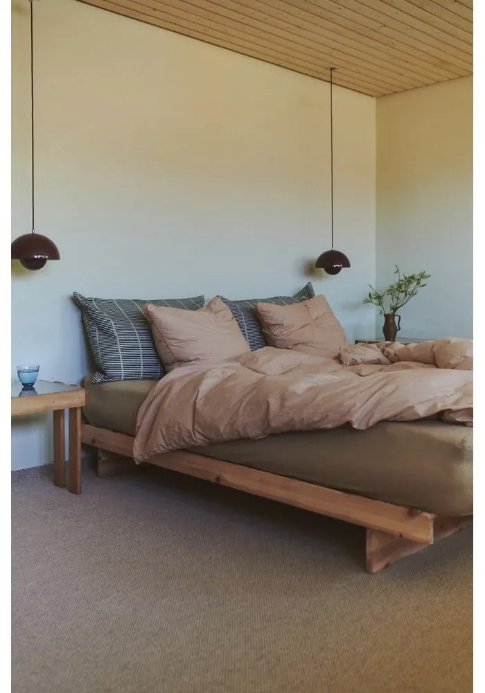 Dvojlôžková posteľ z borovicového dreva 140x200 cm – Karup Design