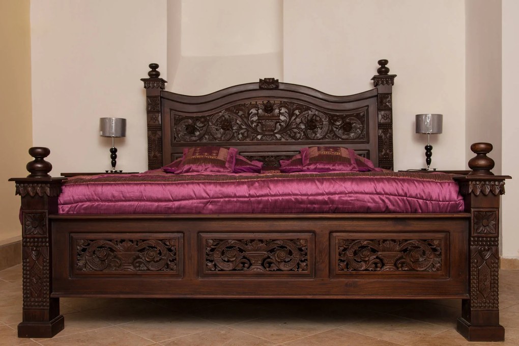 Vyřezávaná postel královská Medová