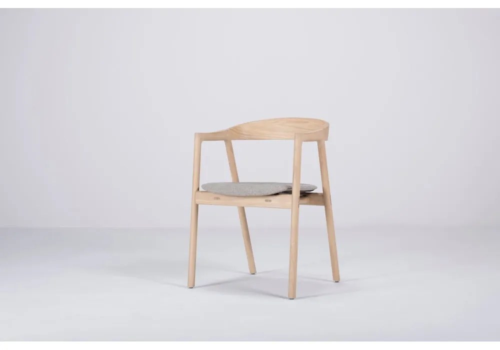 Jedálenská stolička z masívneho dubového dreva so sivým sedadlom Gazzda Muna