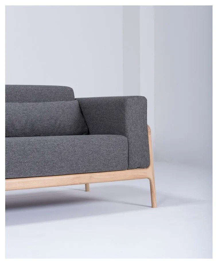 Tmavosivý pohovka s konštrukciou z masívneho dubového dreva Gazzda Fawn, 210 cm