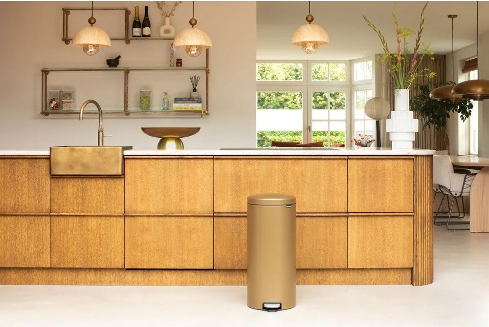 Nášľapný oceľový odpadkový kôš v mosadznej farbe 30 l NewIcon – Brabantia