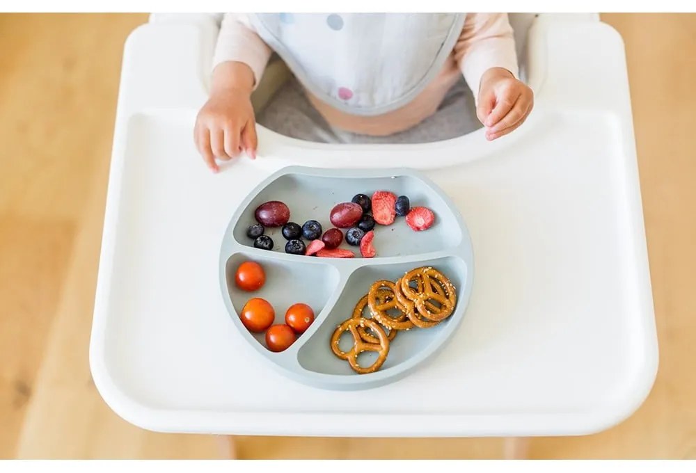 Svetlomodrý silikónový detský tanier 19x20,5 cm – Kindsgut