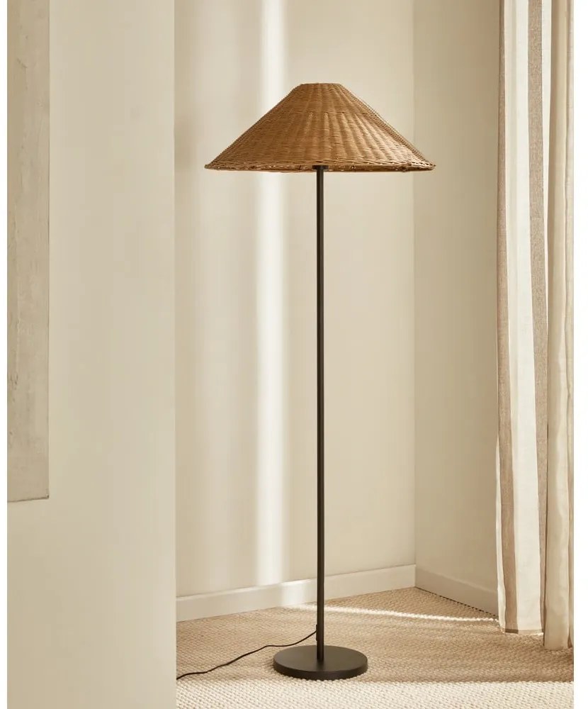 Stojacia lampa s ratanovým tienidlom v čierno-prírodnej farbe (výška 154 cm) Urania – Kave Home
