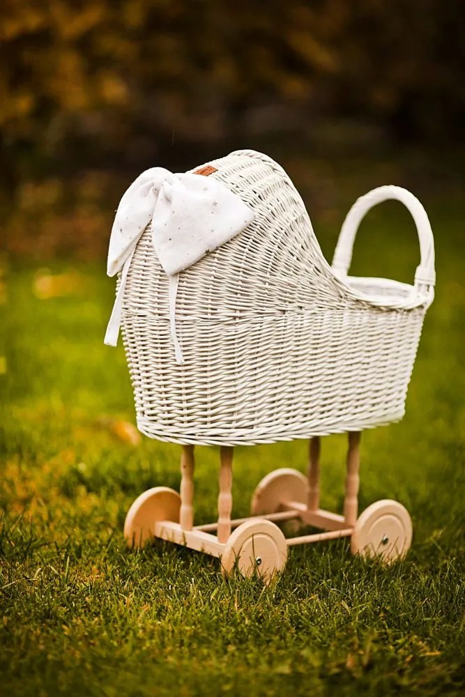 Prútený vysoký kočík pre bábiky biela