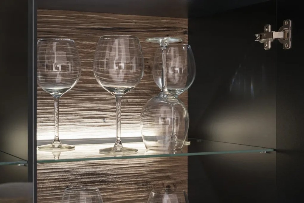 Široká nástenná vitrína Boston, čierna/dub ribbeck, s osvetlením