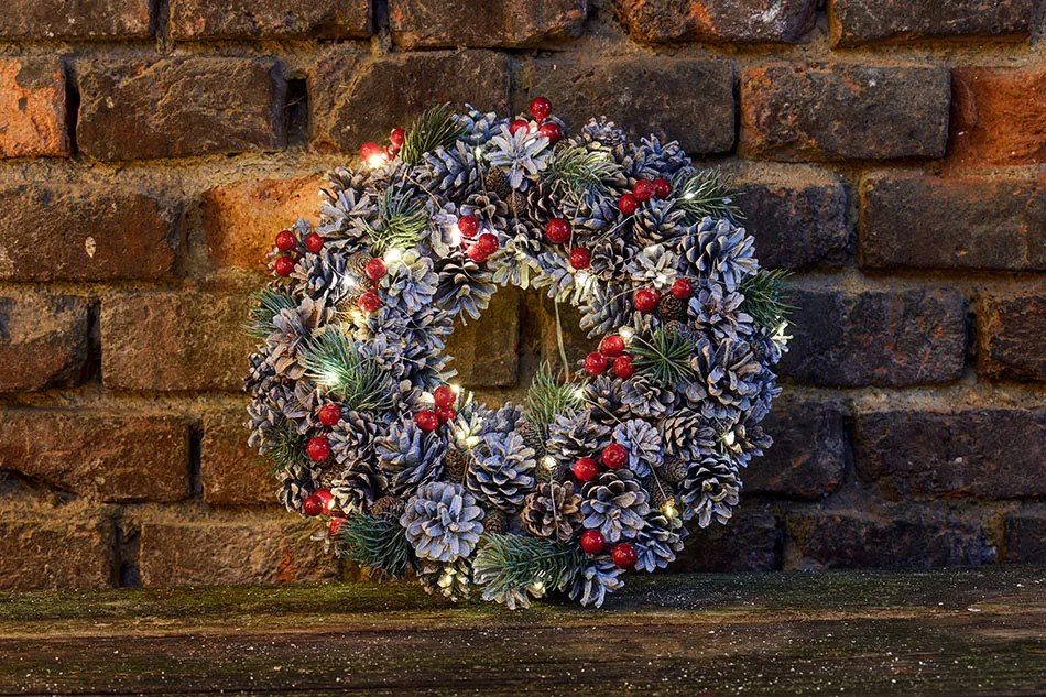 DECOLED Věnec z borovicových šišek a červených bobulek, průměr 35 cm