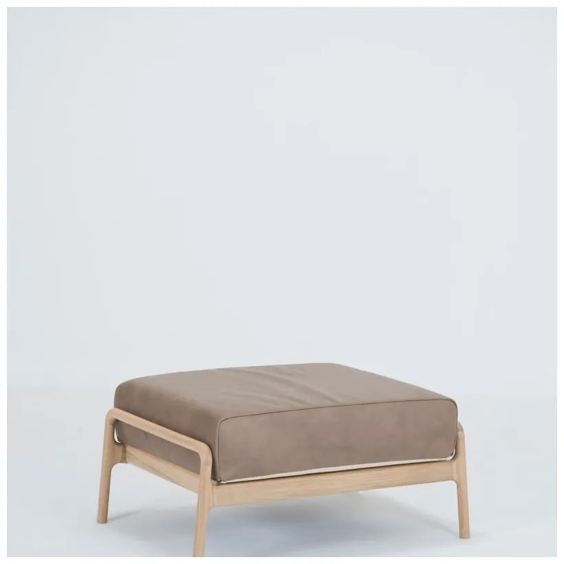 Svetlohnedá podnožka z byvolej kože s konštrukciou z masívneho dubového dreva Gazzda Fawn