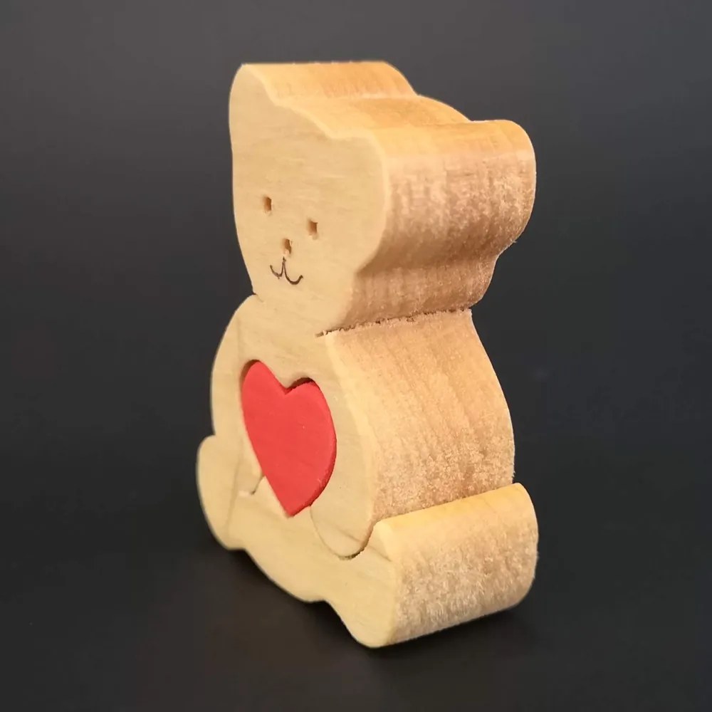 AMADEA Drevený medveď so srdcom, masívne drevo, 6x4,5x2 cm