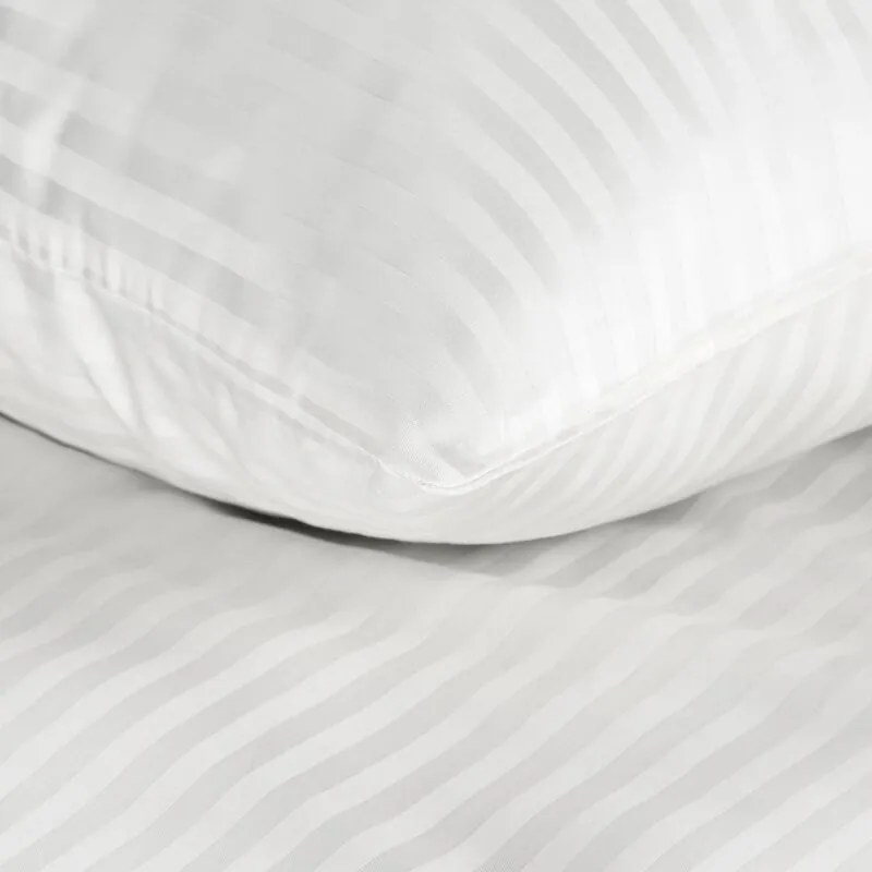 Dekorstudio Saténové posteľné obliečky VERA s jemnými prúžkami v bielej farbe Rozmer posteľných obliečok: Šírka x Dĺžka: 140x200cm + 1ks 70x80 cm