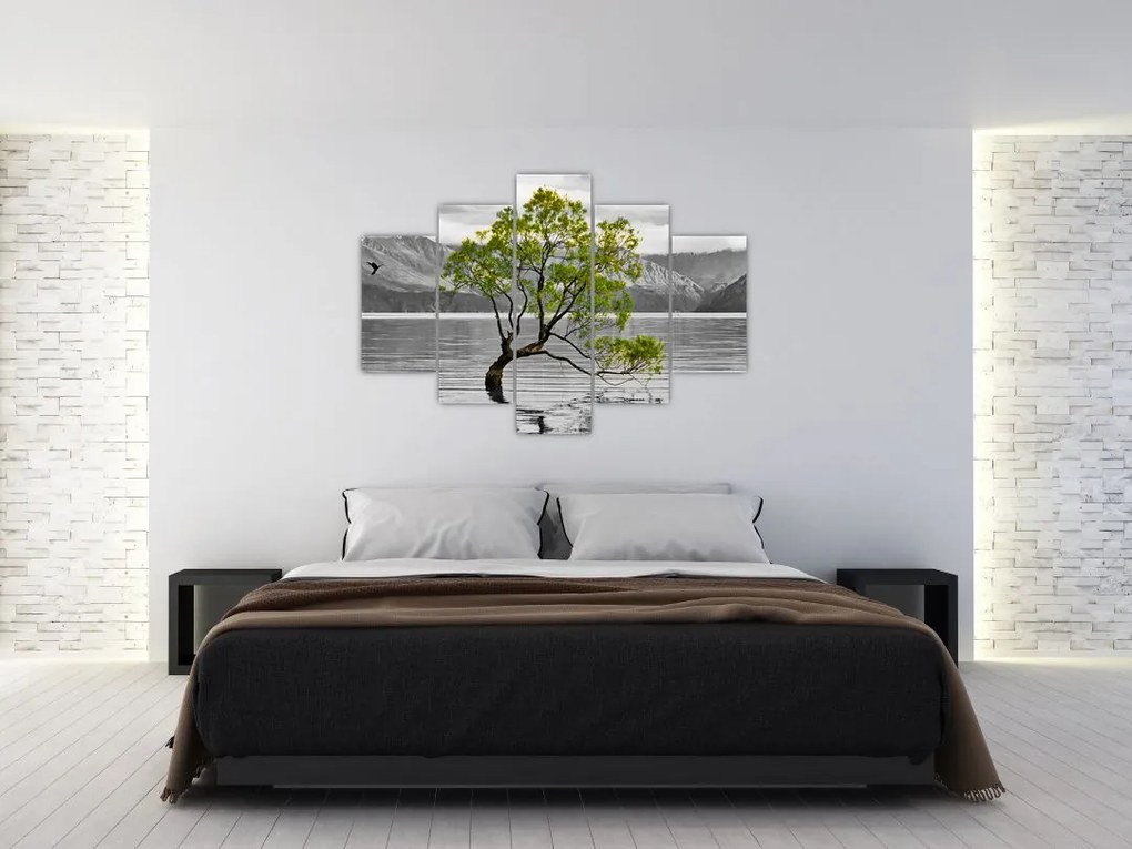 Obraz stromu uprostred jazera (150x105 cm)