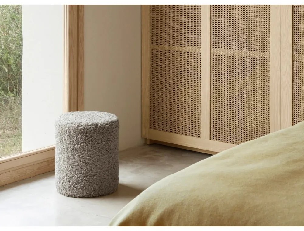 Sivý taburet z textílie buklé Teddy – Blomus