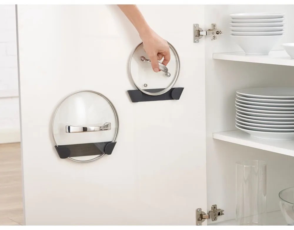 Plastové držiaky na pokrievky v súprave 4 ks bez vŕtania CupboardStore – Joseph Joseph