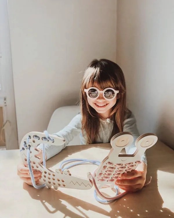 Montessori drevená prepletacia hračka - potvorka