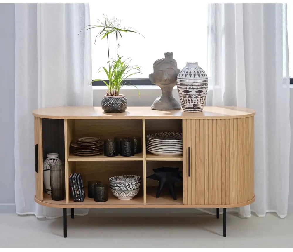 Nízka komoda v dekore duba s posuvnými dverami v prírodnej farbe 140x76 cm Nola – Unique Furniture