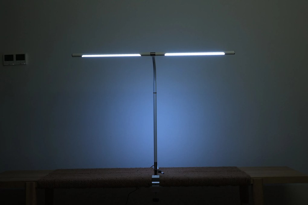 Stolná LED lampa NOX s RGBW efektmi, svorka, diaľkový ovládač