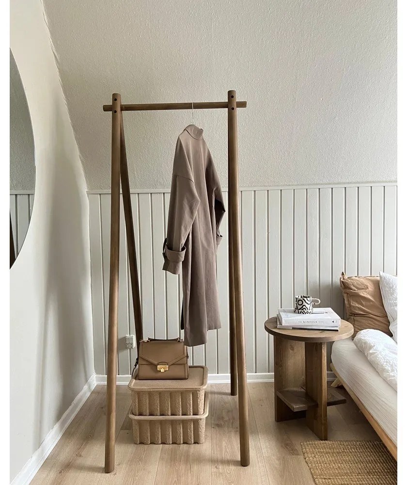 Hnedý stojan na oblečenie z borovicového dreva Hongi - Karup Design