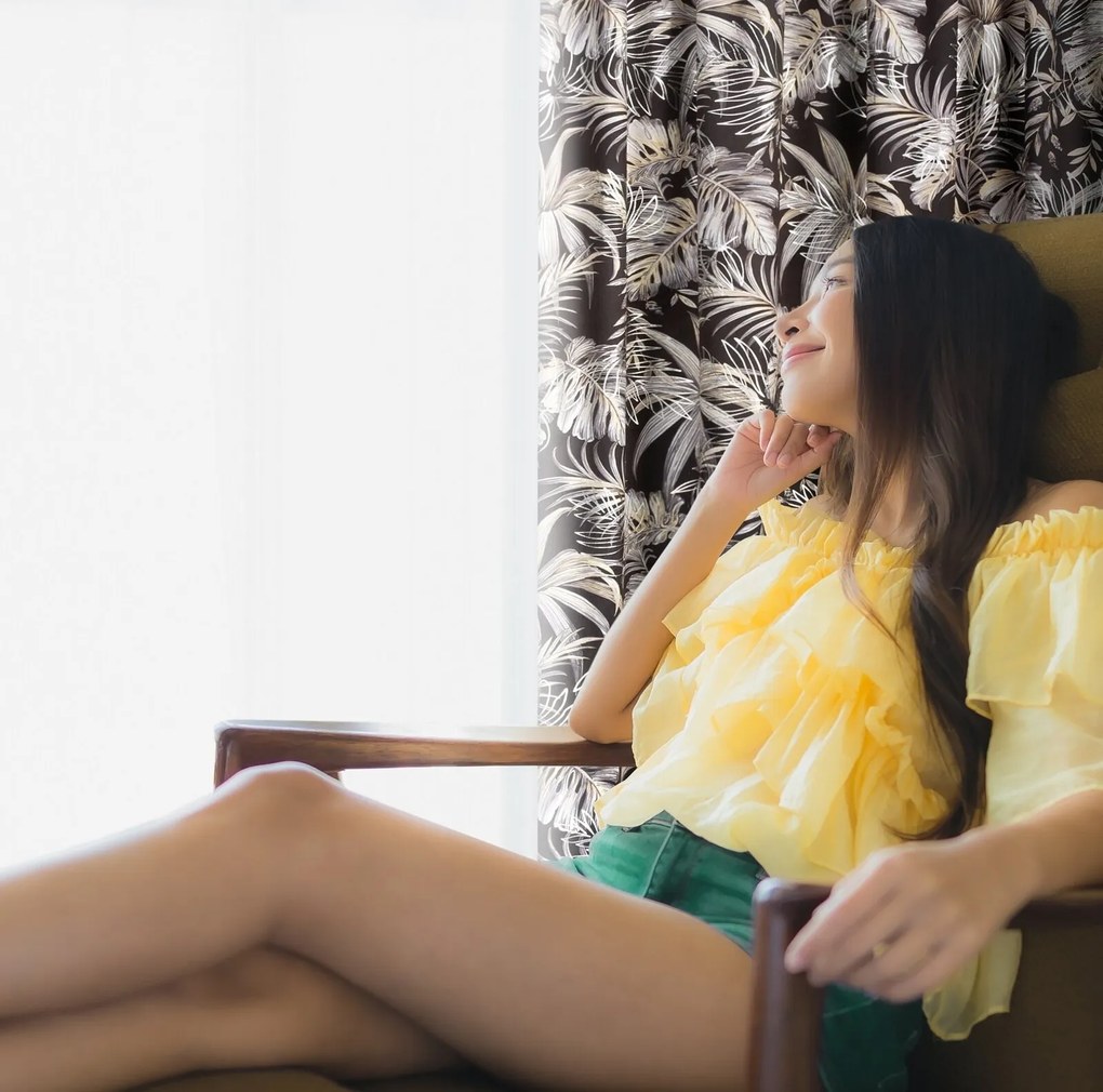 ZATEMŇOVACÍ ZÁVES NA PÁSKE RODOS 140X270 CM VZOROVANÁ