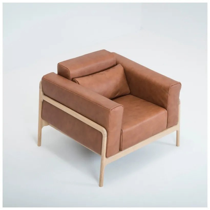 Koňakovohnedé kreslo z byvolej kože s konštrukciou z masívneho dubového dreva Gazzda Fawn