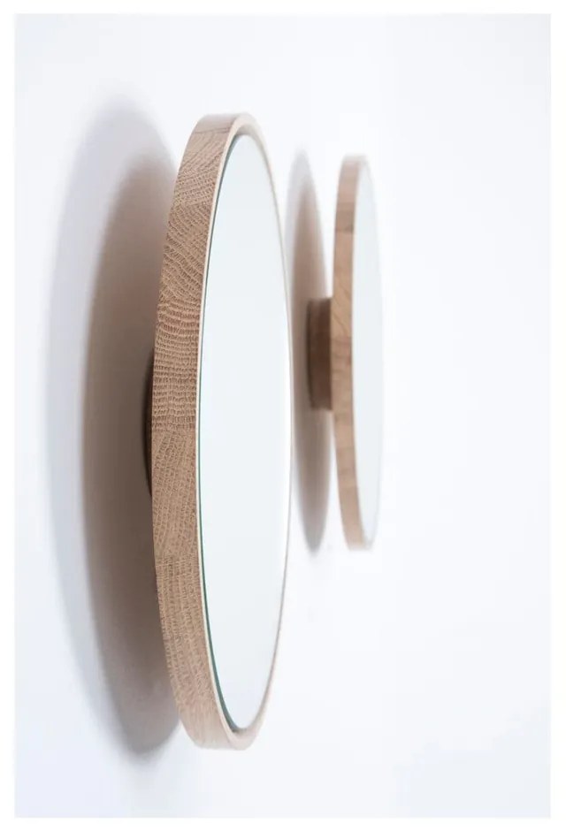 Nástenné zrkadlo s rámom z masívneho dubového dreva Gazzda Look, ⌀ 22 cm