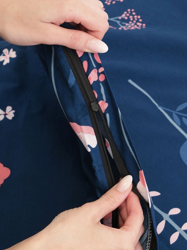 Bavlnená obliečka na vankúš Renforcé 40 × 60 cm - Vlčie maky tmavo modré