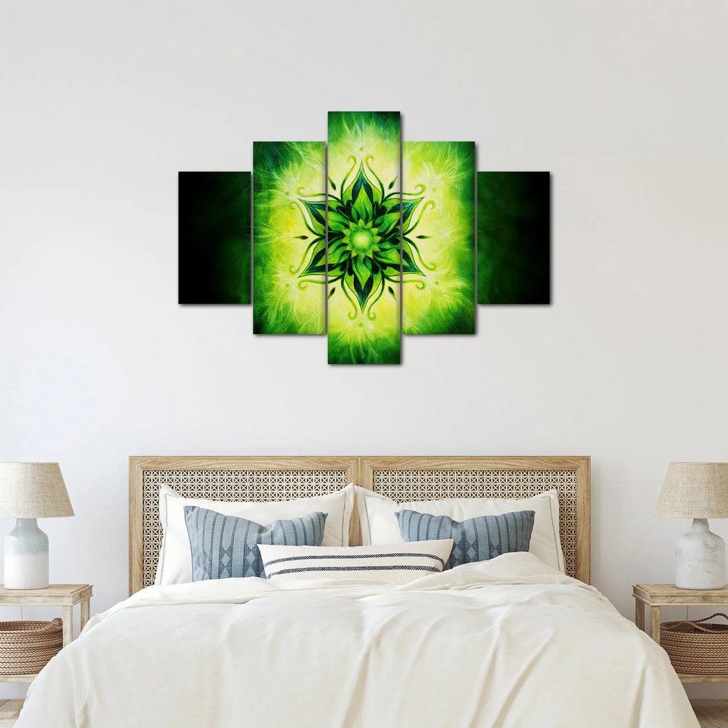 Obraz - Kvetinová mandala v zelenom pozadí (150x105 cm)