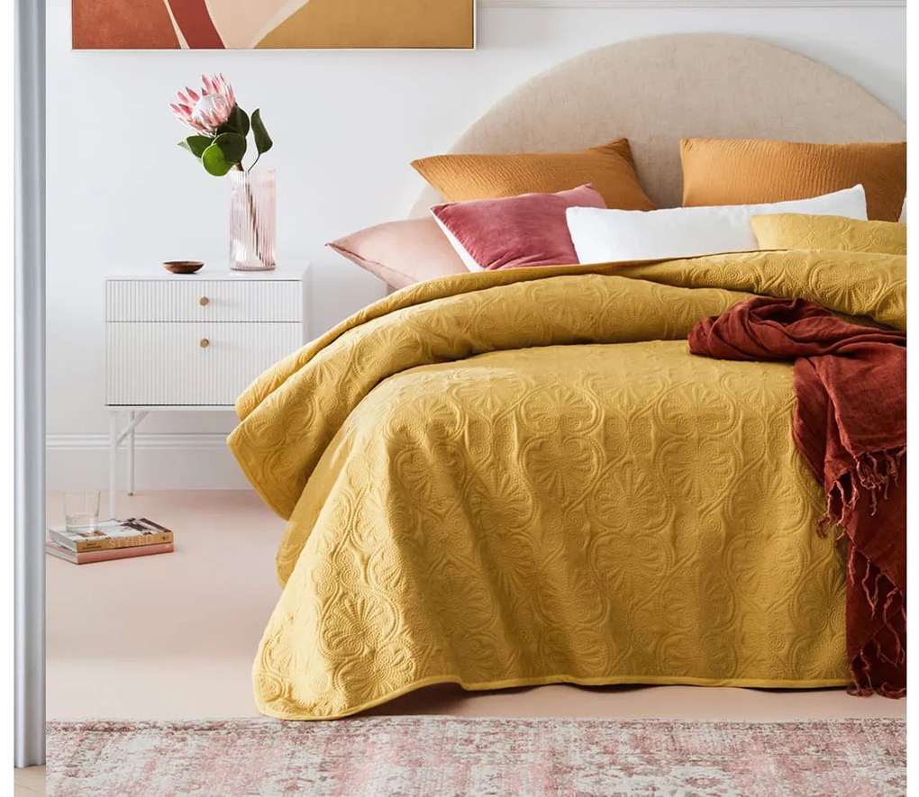 Brilantný žltý prešívaný prehoz na posteľ 240 x 260 cm