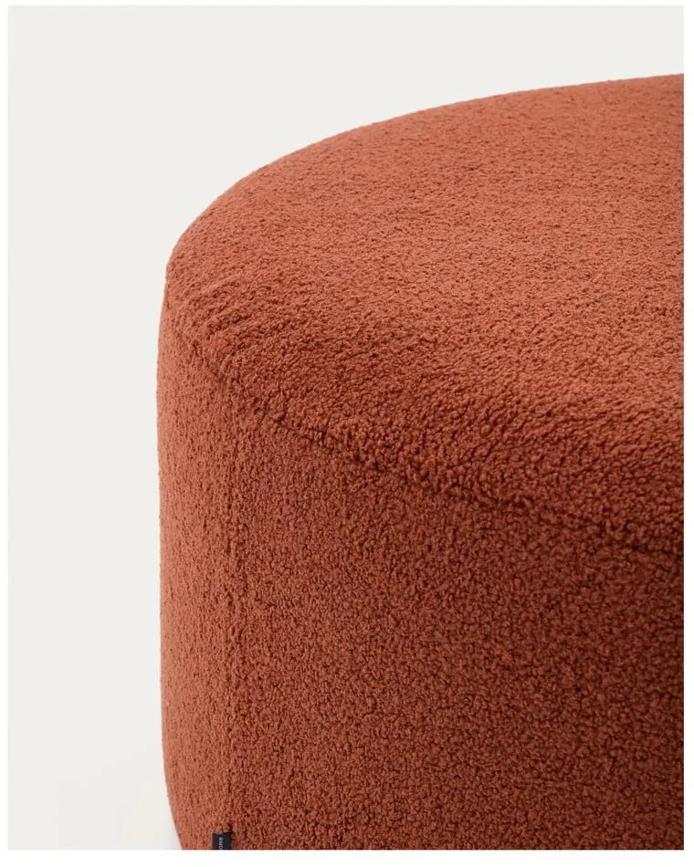 Taburet v terakotovej farbe z textílie buklé Kaeli – Kave Home