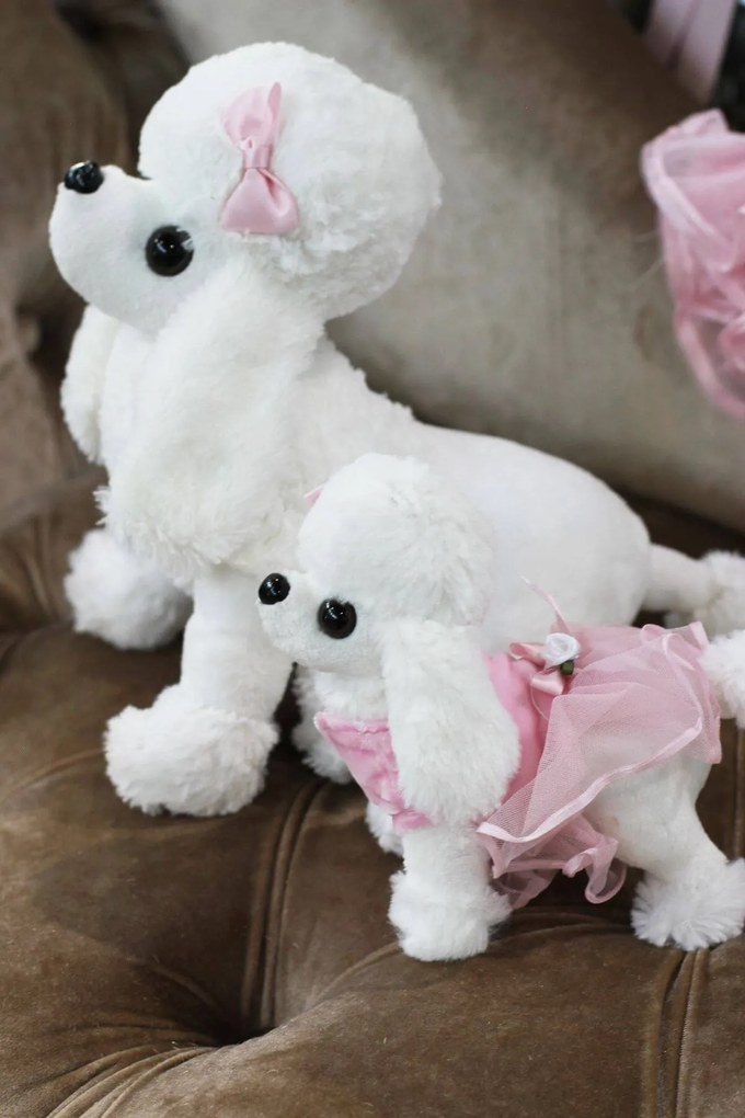 Biely plyšový pes pudlík v ružových šatách 22 cm