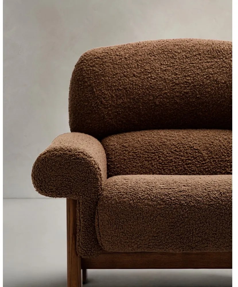 Hnedé kreslo z textílie buklé Nema – Kave Home