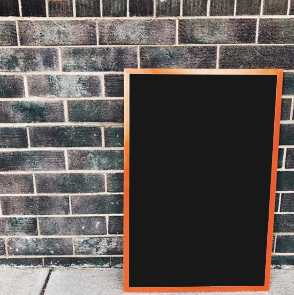 Toptabule.sk  Čierna kriedová tabuľa v drevenom ráme mahagón 40x30 cm