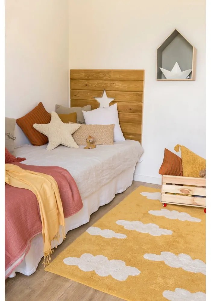 Prateľný ručne tkaný bavlnený detský koberec v horčicovej farbe 120x160 cm Clouds Mustard – Lorena Canals