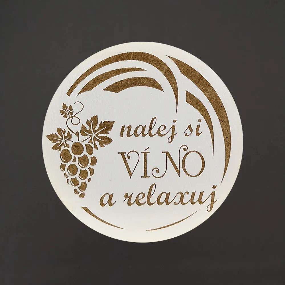 AMADEA Drevený podtácok okrúhly Víno text "nalej si víno a relaxuj", priemer 10,5 cm, český výrobok