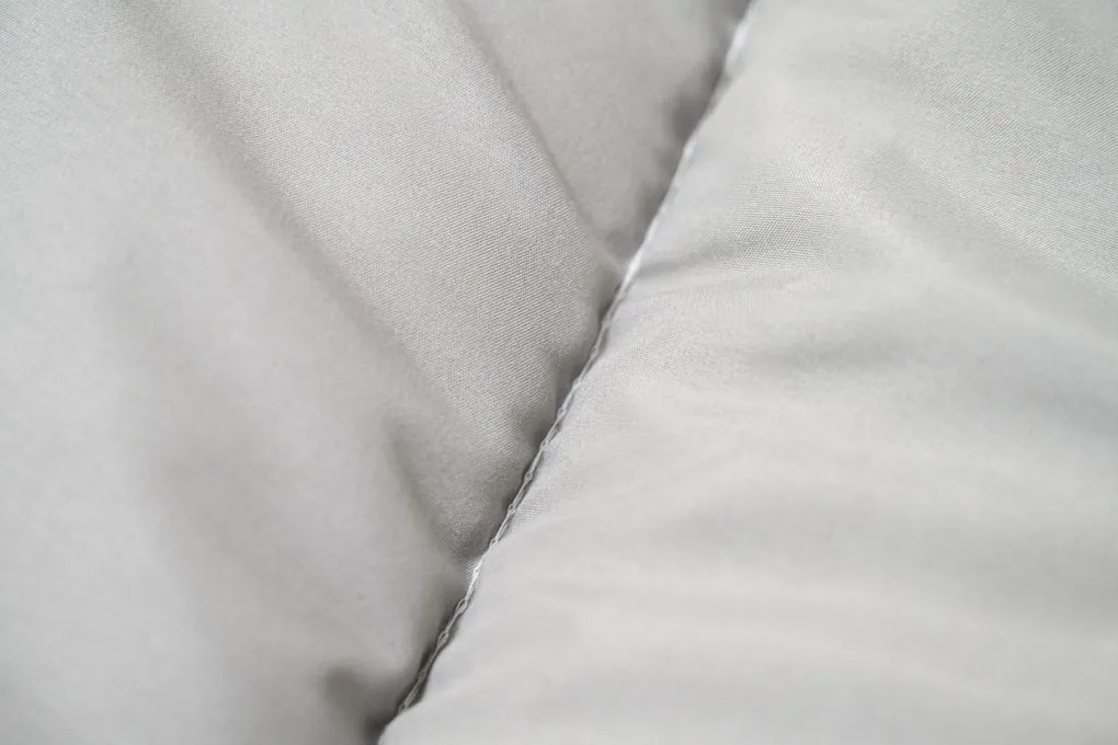 Celoročná prešívaná prikrývka 140x200 cm z dutého vlákna, čierna