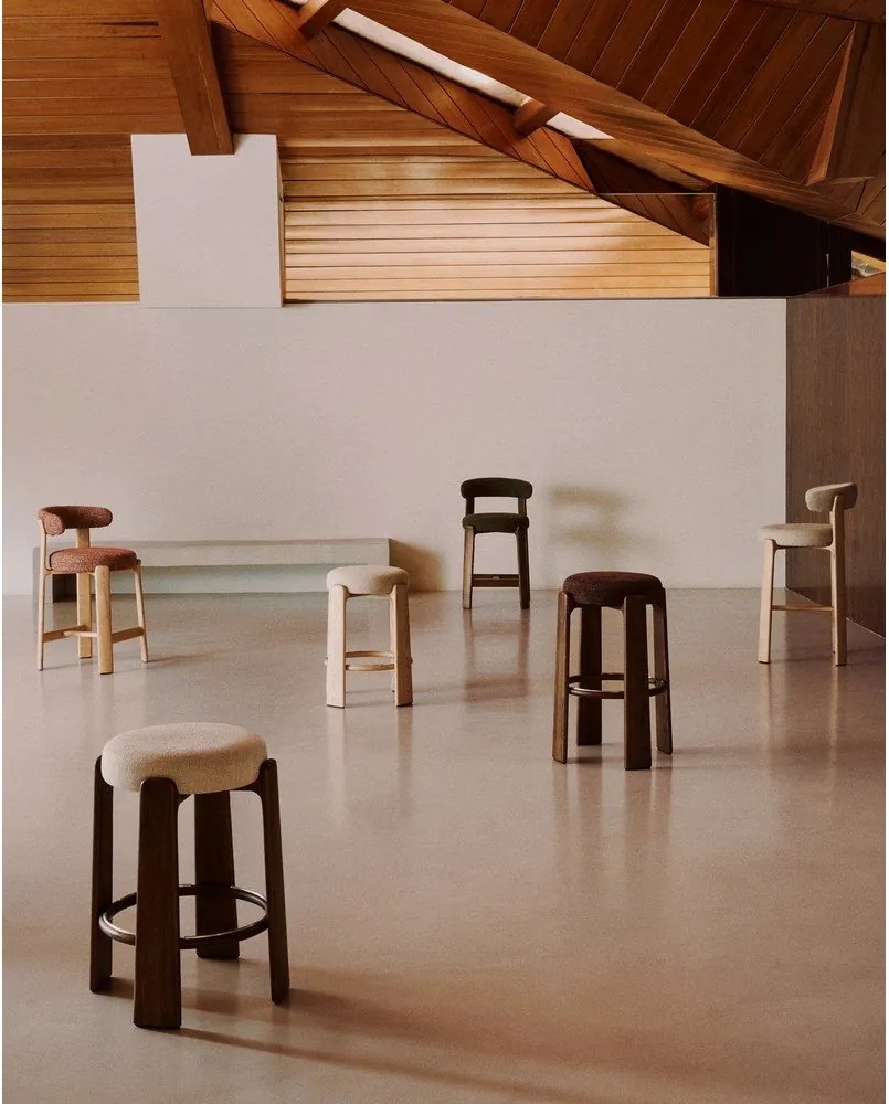 Hnedá/v tmavo prírodnej farbe barová stolička z jaseňového dreva (výška sedadla 65 cm) Granite – Kave Home