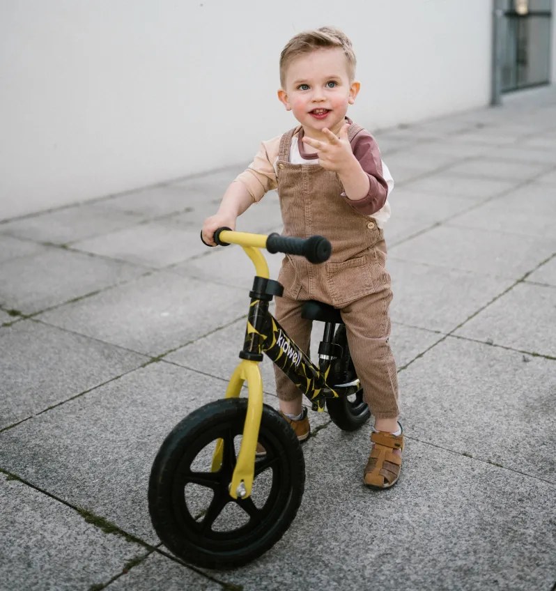 Detský balančný bicykel Kidwell REBEL 12", žlto-čierny, ľahký 2,64 kg