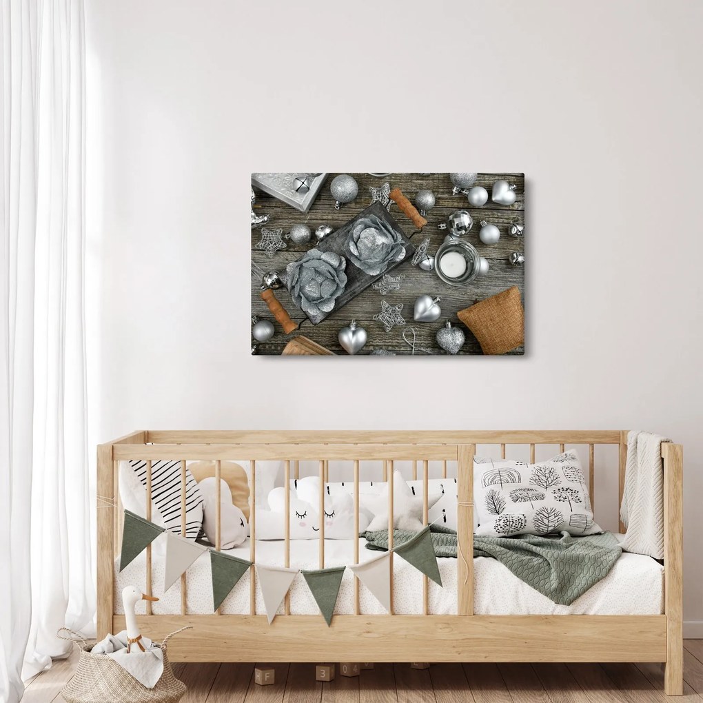 Obraz - strieborné vianočné dekorácie (90x60 cm)