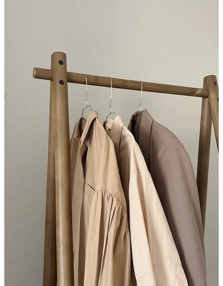 Hnedý stojan na oblečenie z borovicového dreva Hongi - Karup Design