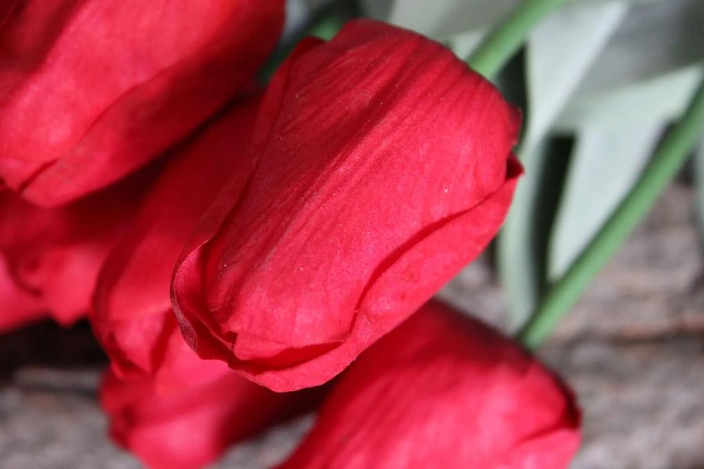 Červený umelý tulipán v puku s listami 55cm 1ks