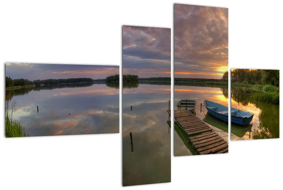 Obrázok jazera sa západom slnka