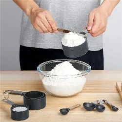 ALTOM Kuchynské odmerky do dóz, súprava 8ks s kovovým úchytom, sivé