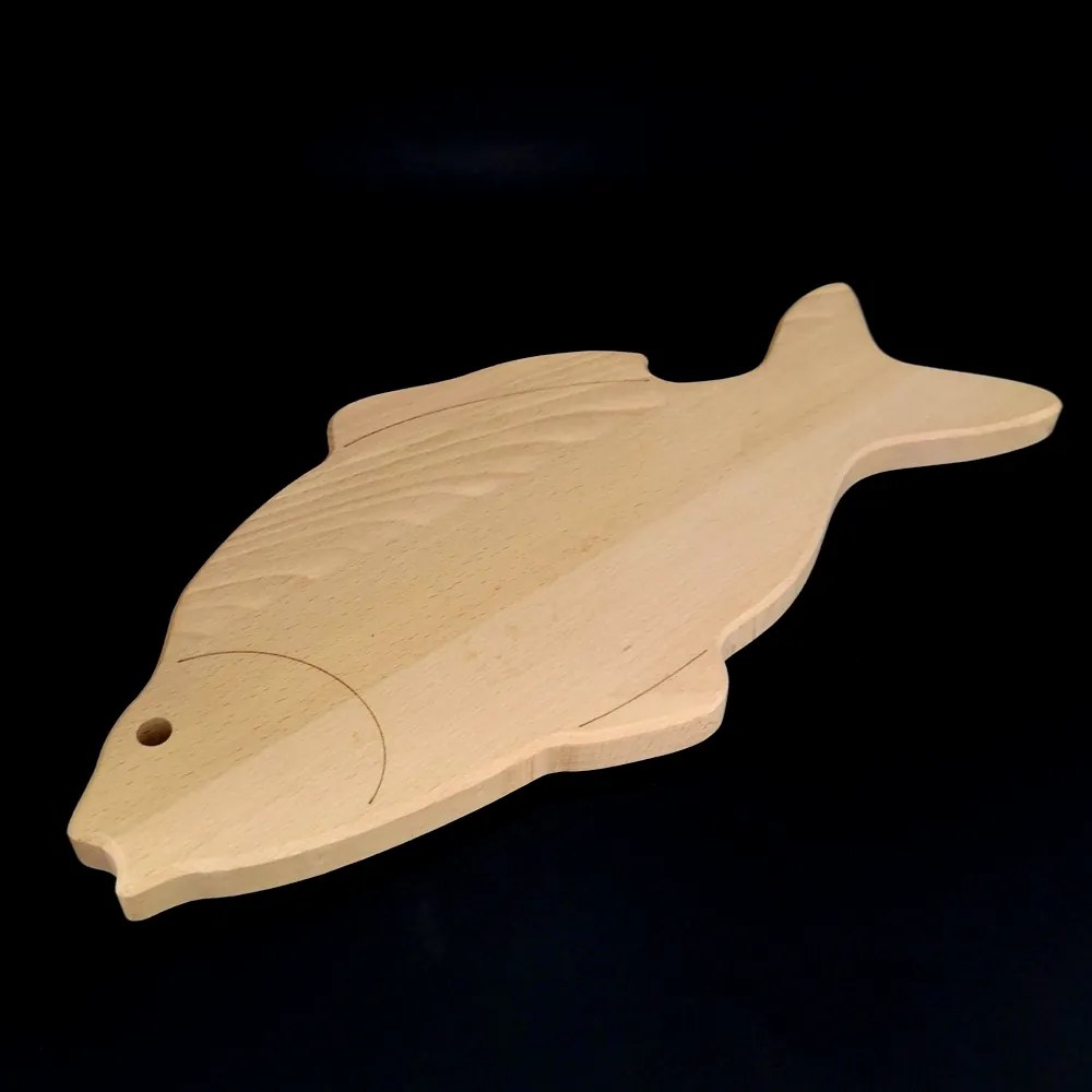 AMADEA Drevená doštička v tvare kapra, masívne drevo, 45x22,5x2 cm