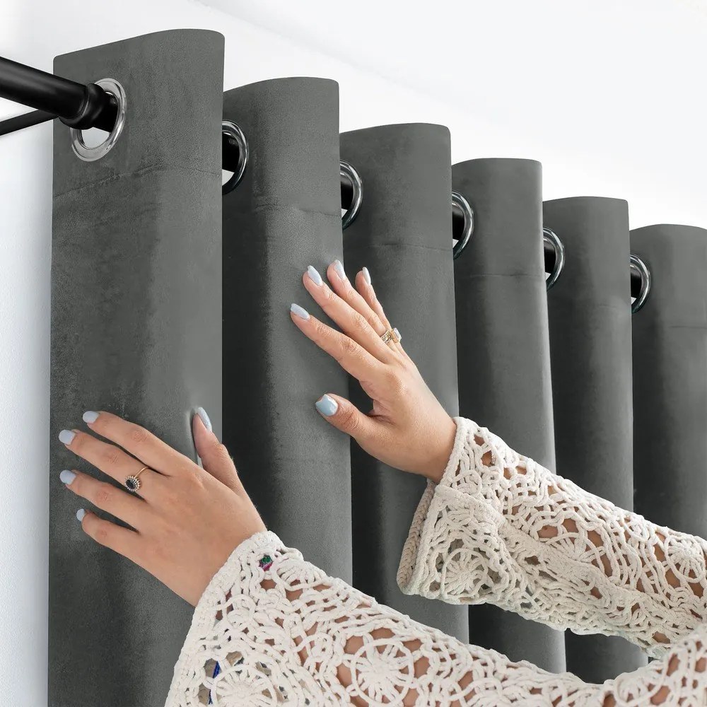 Tmavosivý zamatový dimout záves 530x225 cm Velto – Filumi