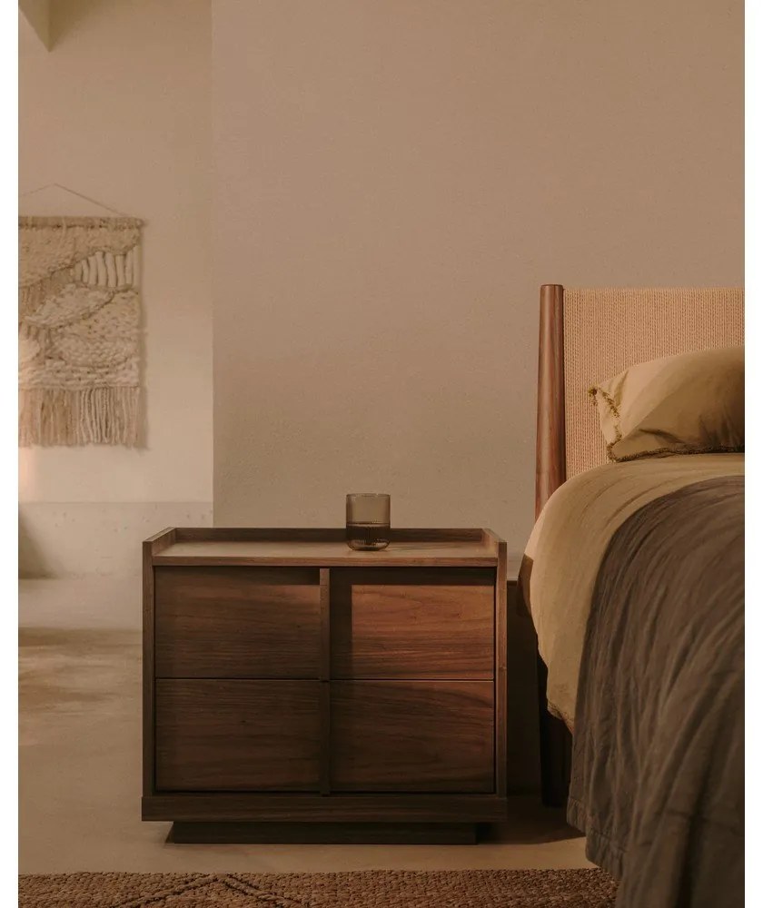 Tmavohnedý nočný stolík v dekore orecha Onix – Kave Home