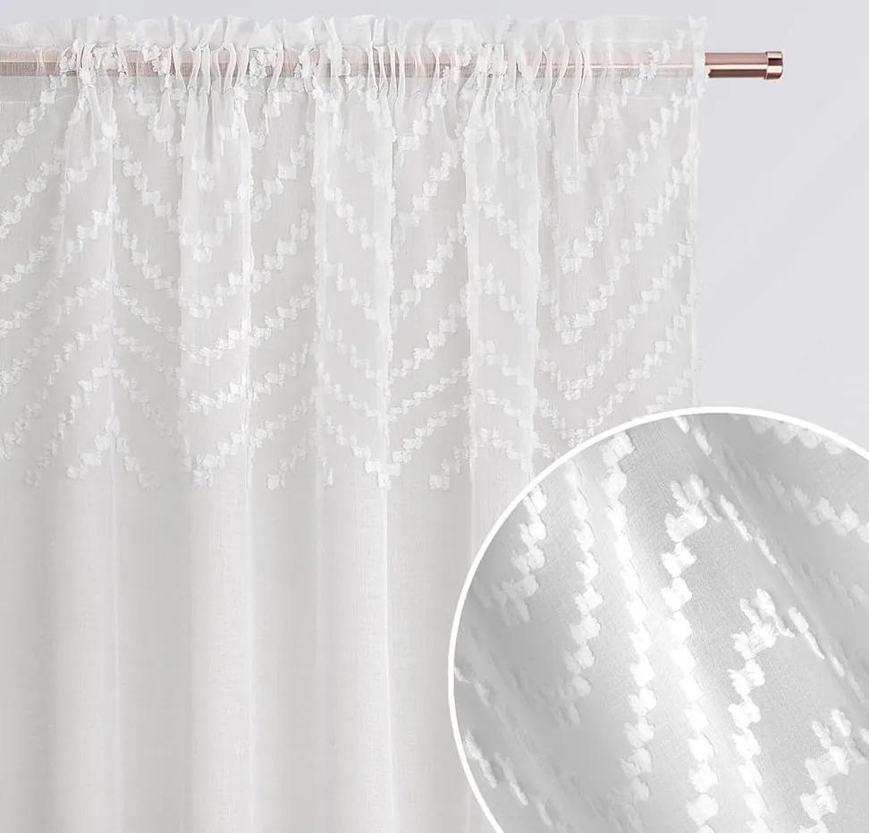 Vkusná biela záclona na riasiacu pásku s dekoratívnym vzorom 140 x 250 cm
