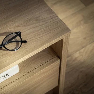 Nočný stolík so zásuvkou SNUGLY