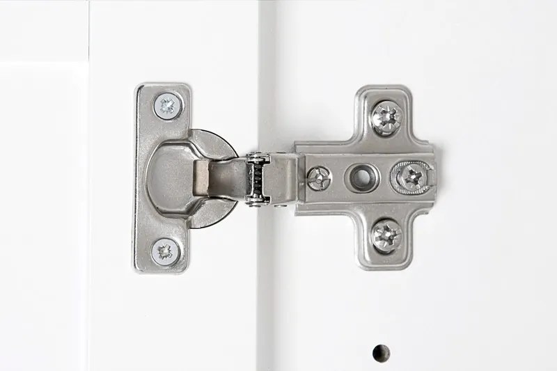 Vysoká vitrína Landwood, biela