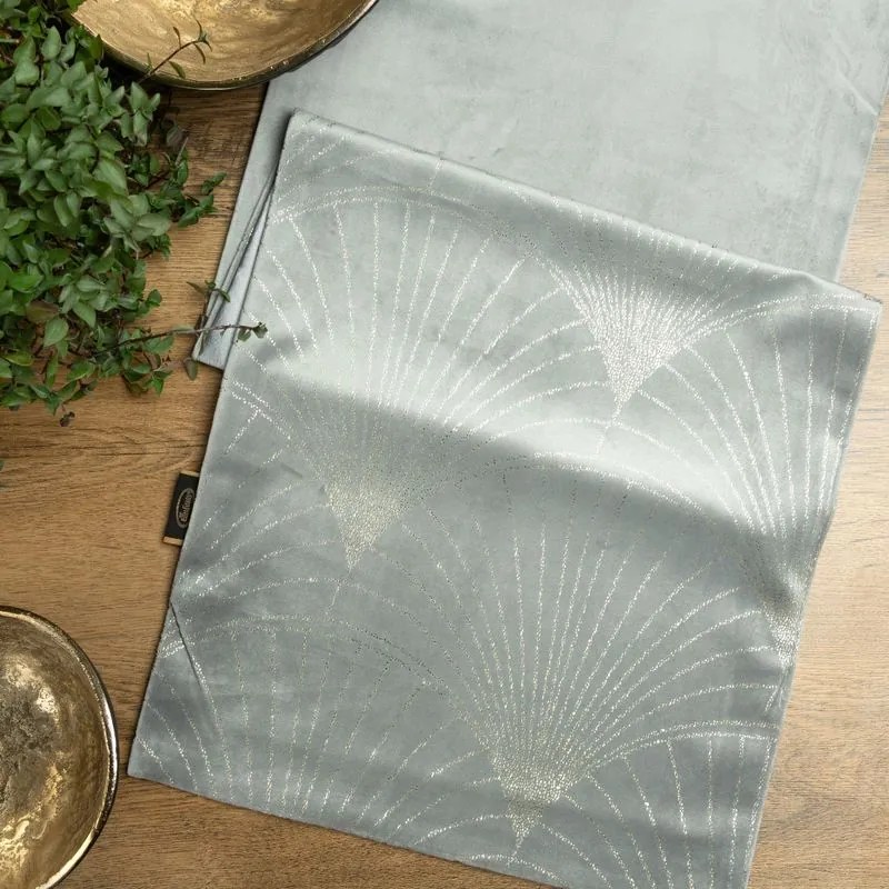 Dekorstudio Elegantný zamatový behúň na stôl BLINK 14 strieborný Rozmer behúňa (šírka x dĺžka): 35x140cm
