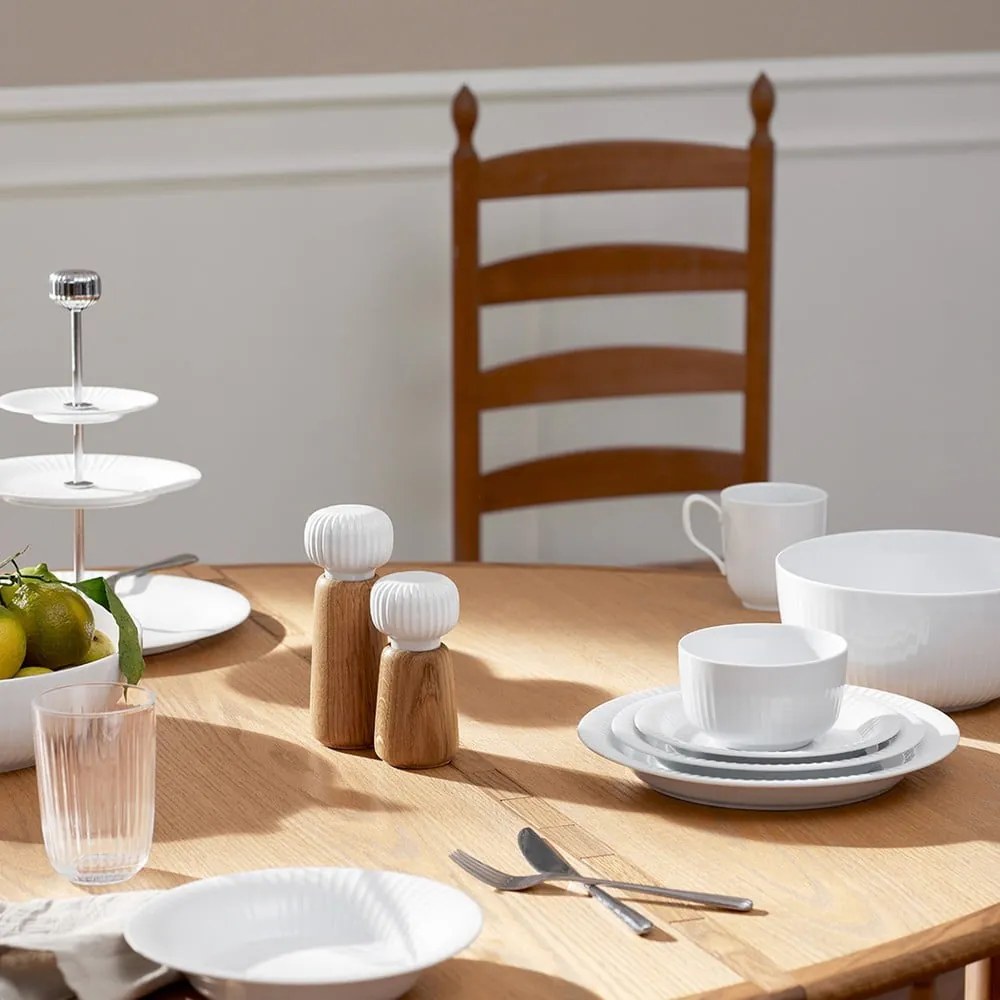 Mlynček z dubového dreva na korenie s bielym detailom z porcelánu Kähler Design Hammershoi, výška 13 cm
