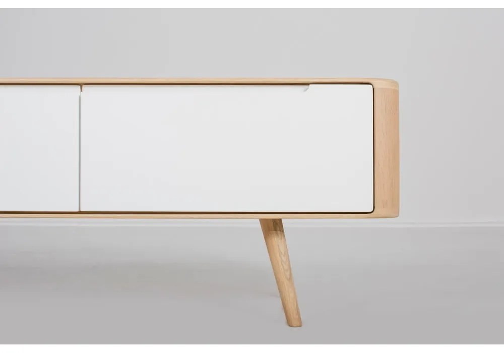 Televízny stolík z dubového dreva Gazzda Ena, 225 × 42 × 45 cm